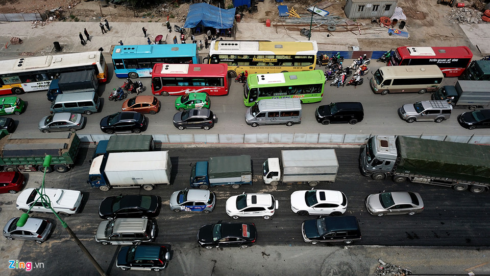 Ôtô xếp hàng dài 1 km trên đường từ Nội Bài vào nội đô